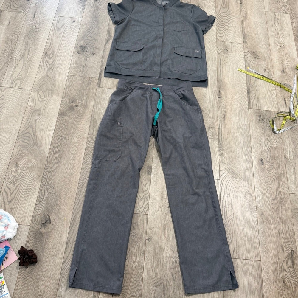 FIGS Heather Charcoal Gray Scrub Set Buttoned Top Kade Cargo pants sz M Nurse